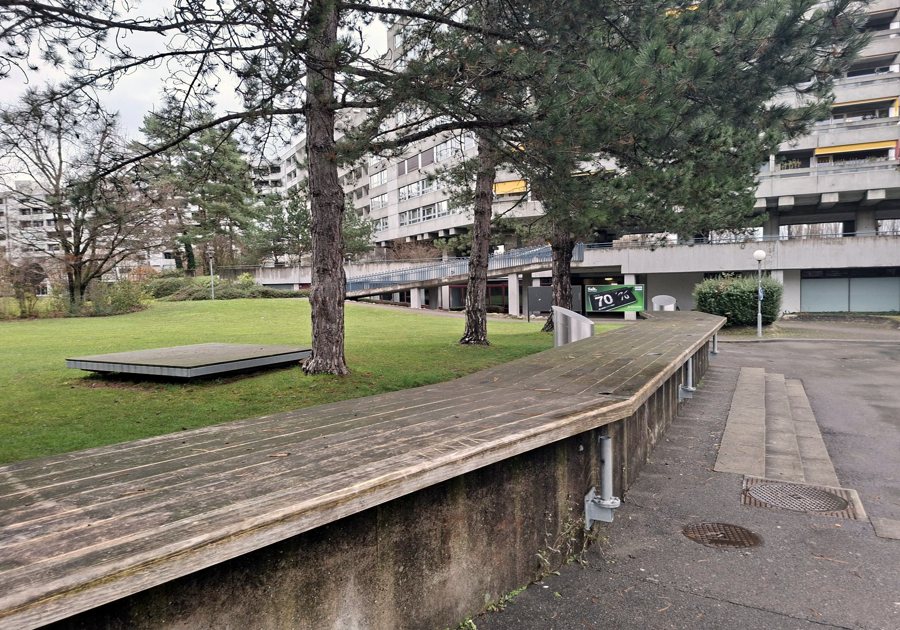 Low seating wall and lawn in a residential neighbourhood
